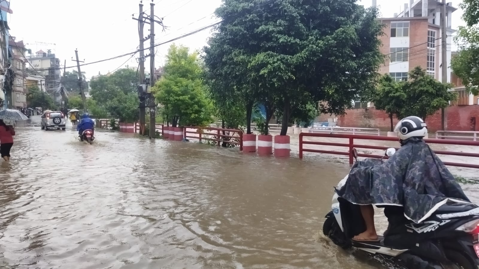 बाढीले अस्तव्यस्त काठमाडौंको अनामनगर र सामाखुसी (तस्वीरसहित)